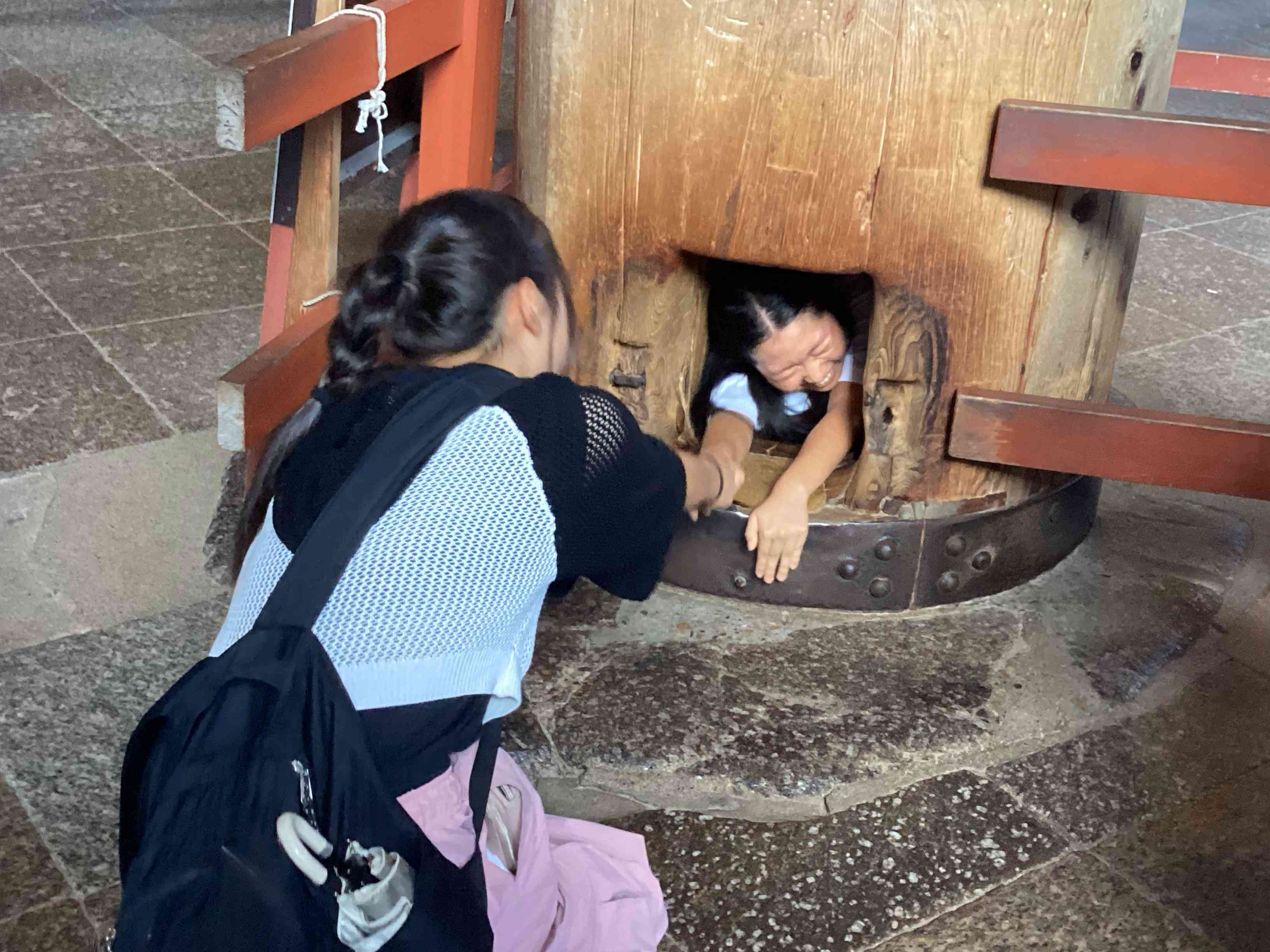 引っ張って脱出